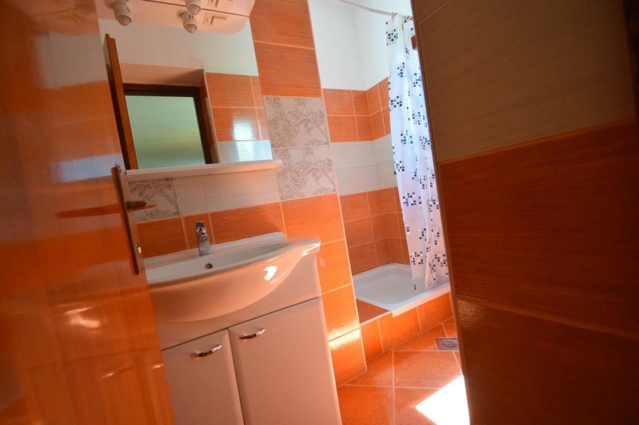 Apartments Nina Starigrad Paklenica Exterior foto